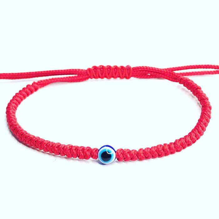 Плетени гривни червен конец