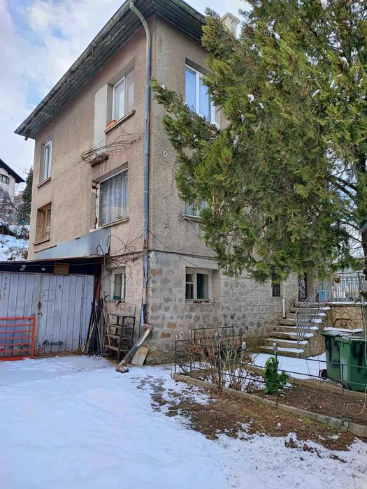 Собственик продава двуетажна къща в гр.София ,кв.,,Бояна”