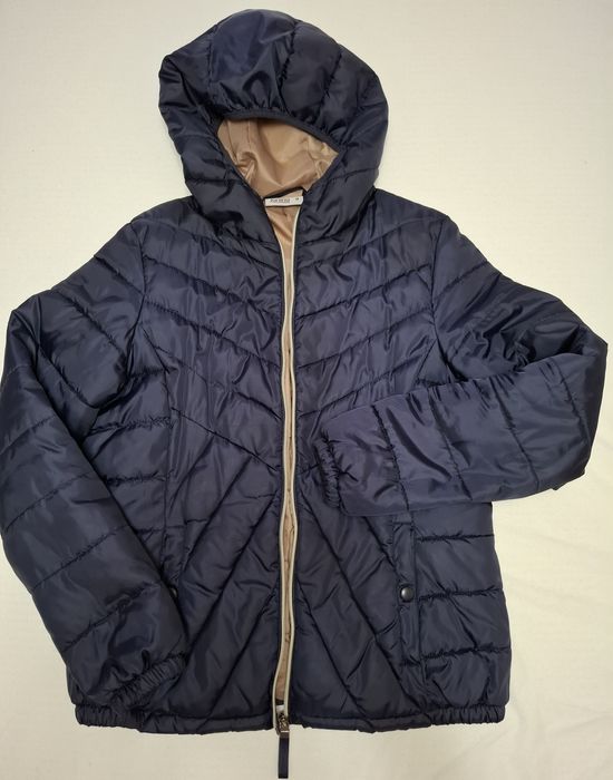 Geacă bleumarin mărime 38 cu glugă, este în stare foarte bună.