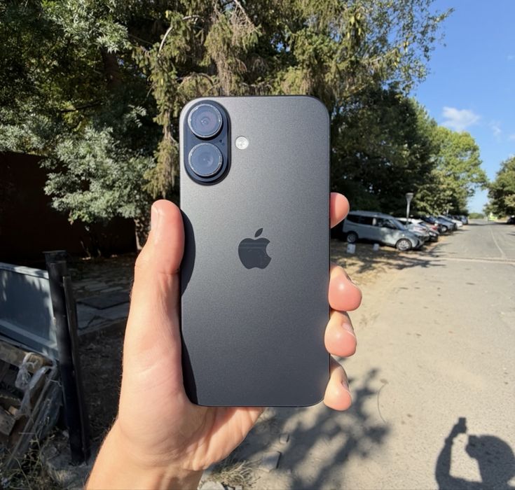 iPhone 16, 128GB, Черен – Отлично състояние, на 1 година