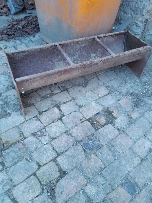 Vând valau  pentru porci