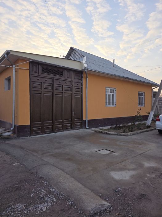 Zafarda 6.25 sotixli pishgan g'ishtdan qurilgan uchaska sotiladi