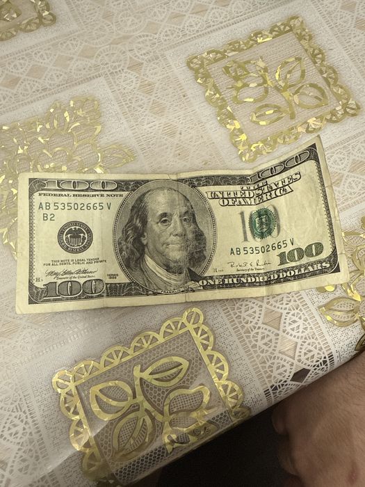 Продам 100 долларов