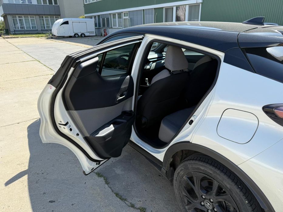 Toyota CHR alb perlat
