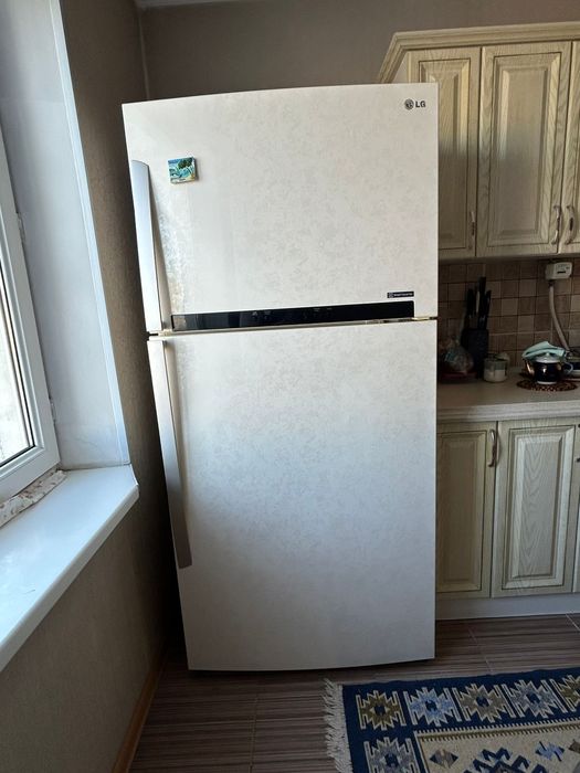 Продам большой холодильник