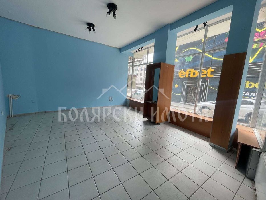 Дава се под наем Магазин в Велико Търново, Център - 32 кв.м за 484.5 € - Снимка #1