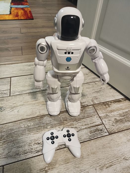 Robot programabil cu telecomanda