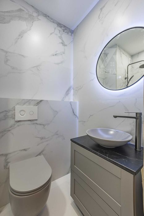 Продава се луксозен, 2- стаен апартамент в ж. кв. Младост 1