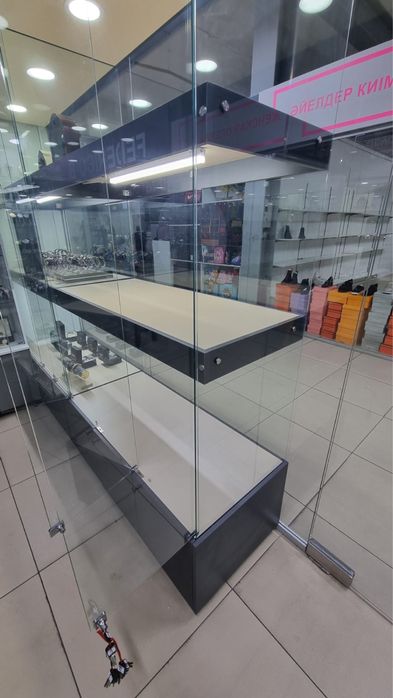 Шкафы витрины.