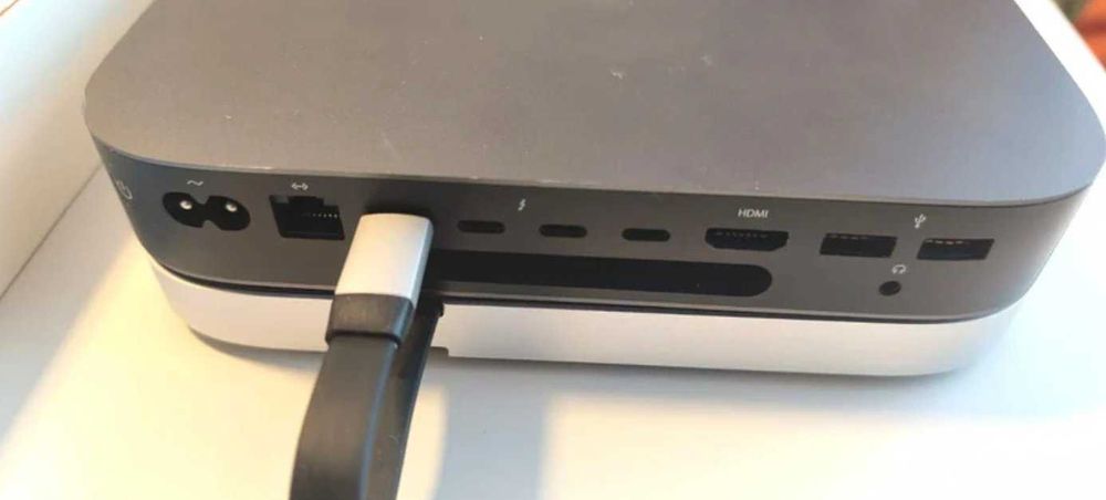 Apple Mini Mac 2018 + stand hub Satechi + magic mouse
