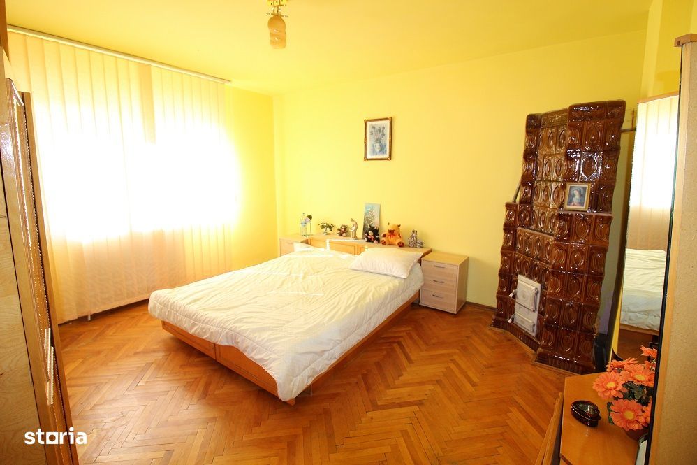 Vând casă P+E+Pod în Hațeg, teren 700 mp, garaj, filigorie...