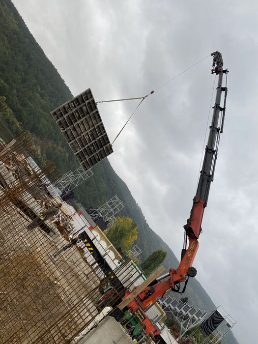 Камион с кран