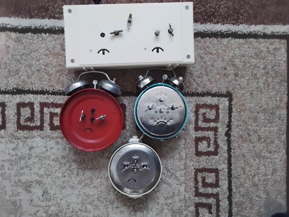 Ceas de masa deșteptător și cronometru șah.