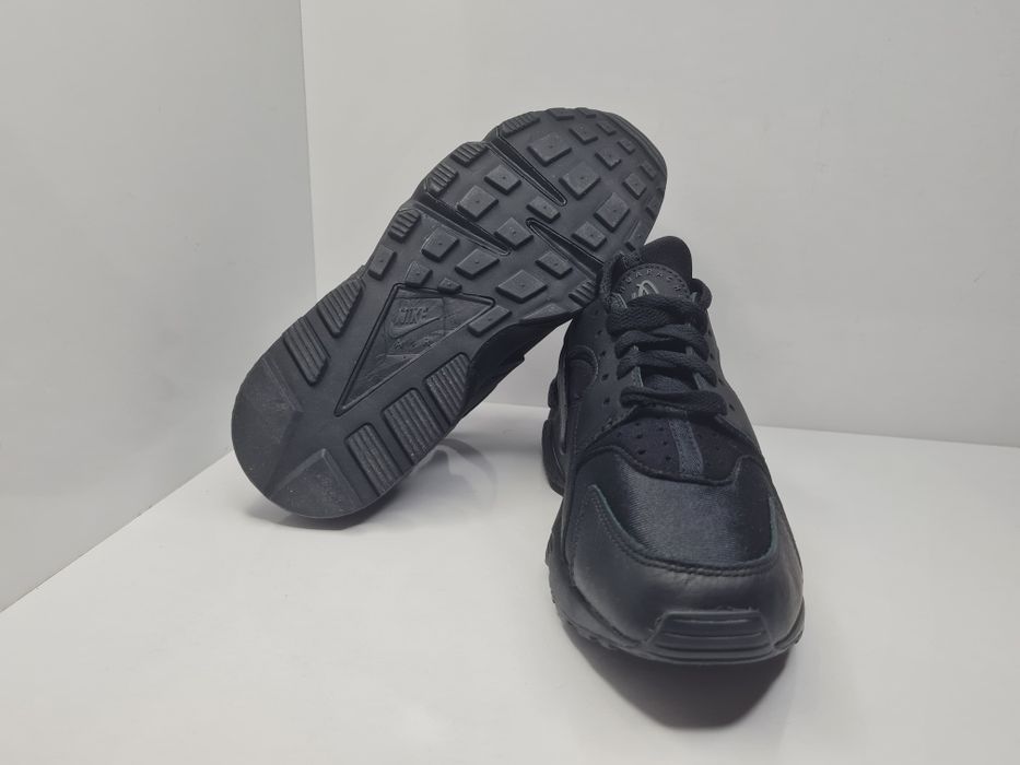 Маратонки Nike Huarache 

Чисто нови с кутия.

Размер 36.5 стелка 23.5