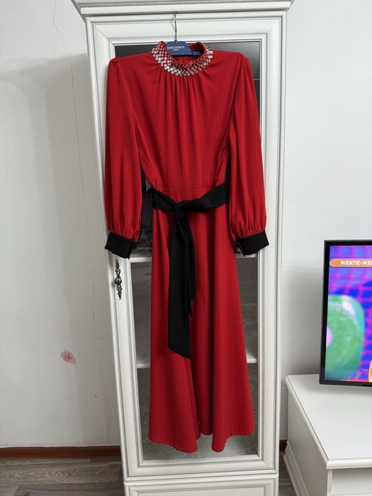 Платье вечернее красное с черным поясом