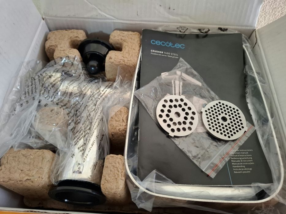 Crusher 1400 1360W електрическа месомелачка, с 1 нож и 3 режещи плочи.