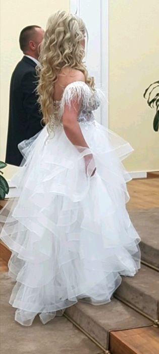 Сватбена рокля на воали.с пера