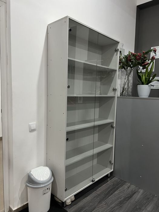 Продам стеллаж , стеклянные дверцы