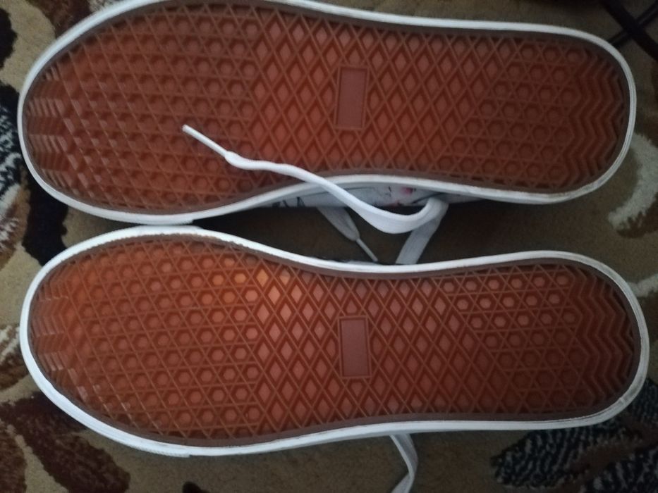 Vând teniși mar. 39