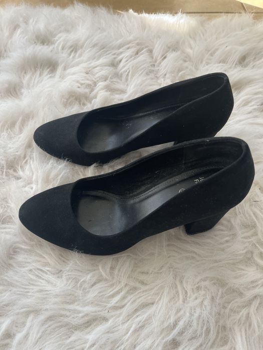 Черни велурени токчета