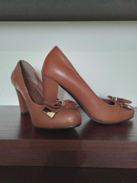 Срочно продам женские туфли.