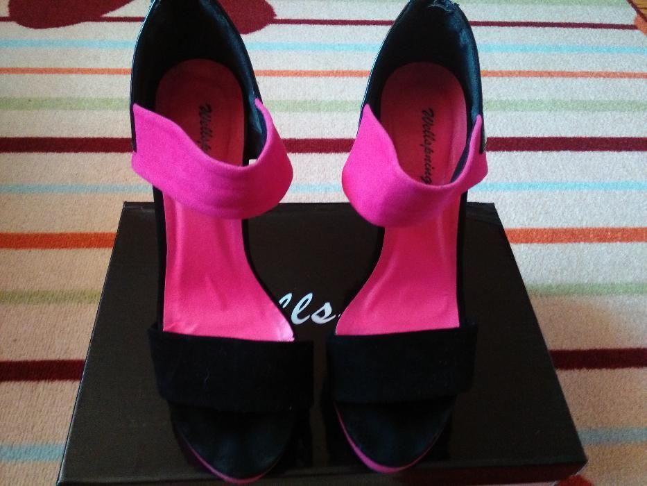 Велурени обувки на висок ток