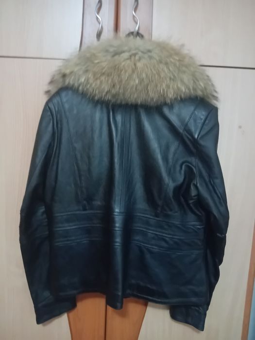 Vând  giaca  di piele scurtă,  cu guler  de vulpe, culoare neagră!