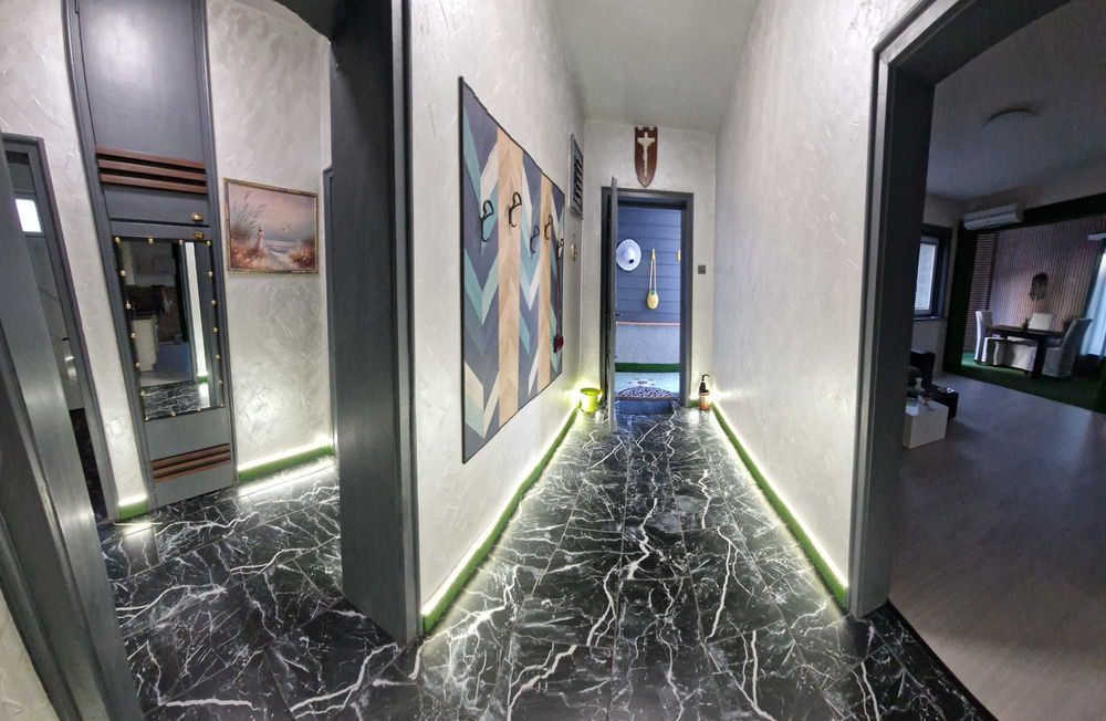 Топ център -къща с гараж, 2 паркоместа,двор.