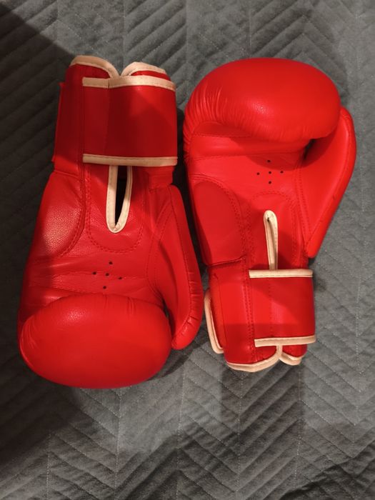 Боксерские перчатки и лапы, бинты, капа.