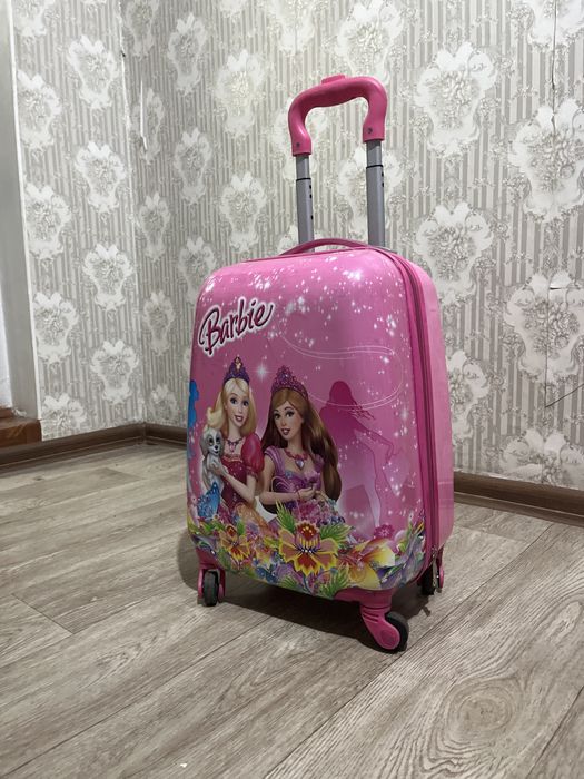 Розовый чемодан