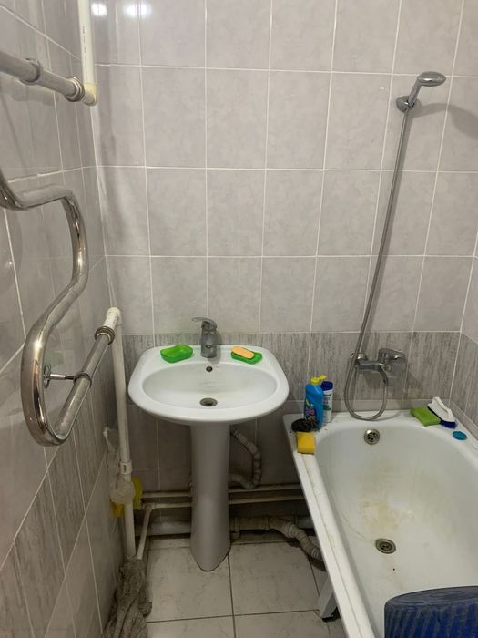 1 комнатная 16 мкр, 3/5 этаж.