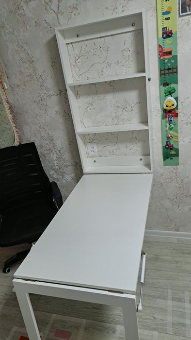 Стол для учебы и компьютера.