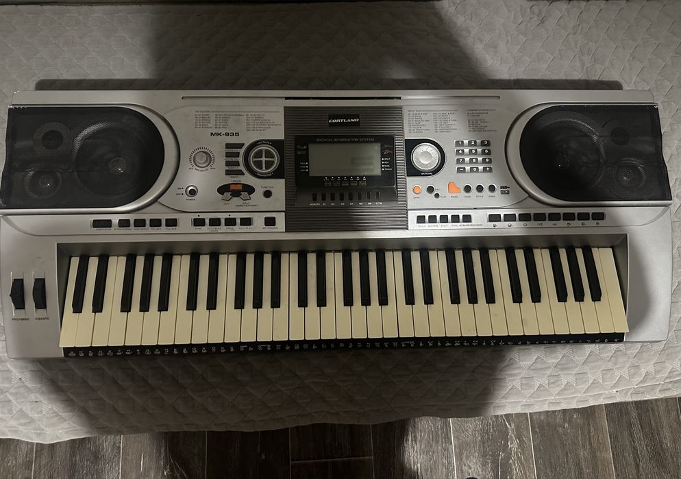 Продам электронную клавиатуру (синтезатор)