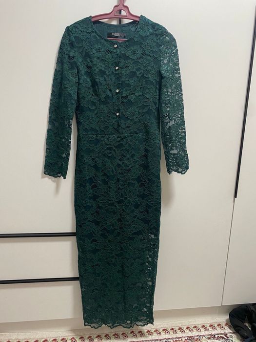 платье с кружевами