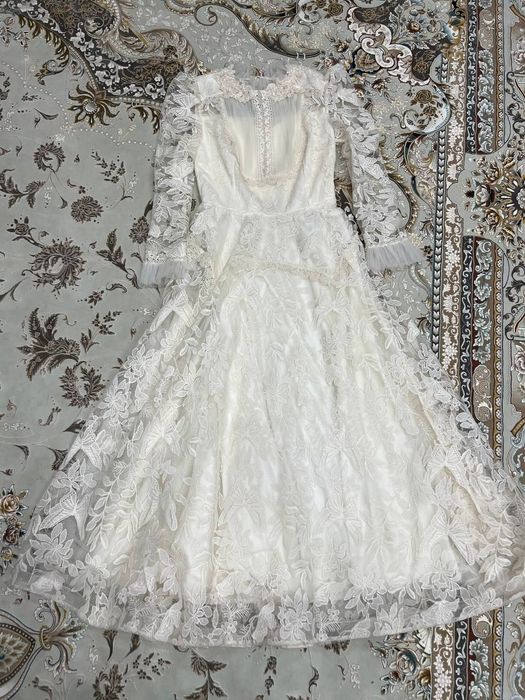 Oq gulli ayollar ko‘ylagi – bayram, nikoh yoki maxsus tadbirlar uchun