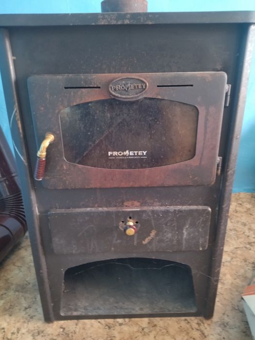 Печка камина на дърва.