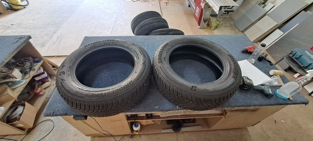 Vând 2 anvelope Bridgestone