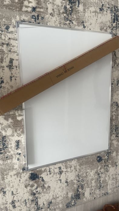 Маркерная доска (обратная сторана школная доска.                     )