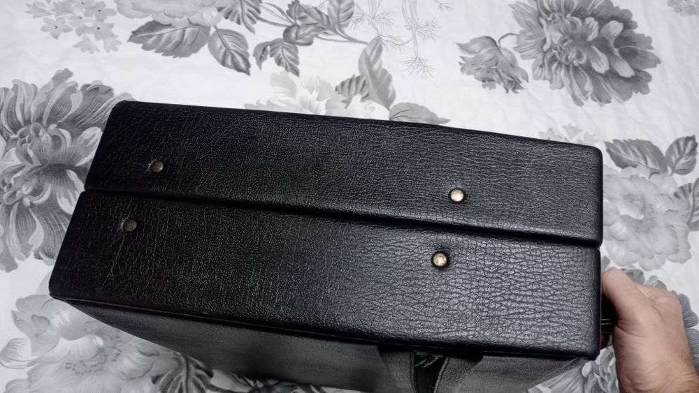 Черна кожена чанта/куфарче за документи или лични вещи