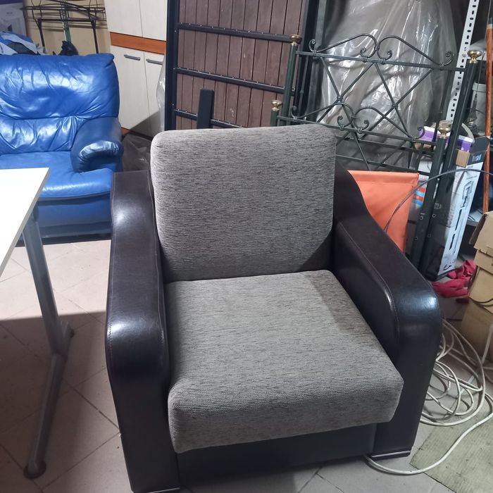 Vând canapea și scaune