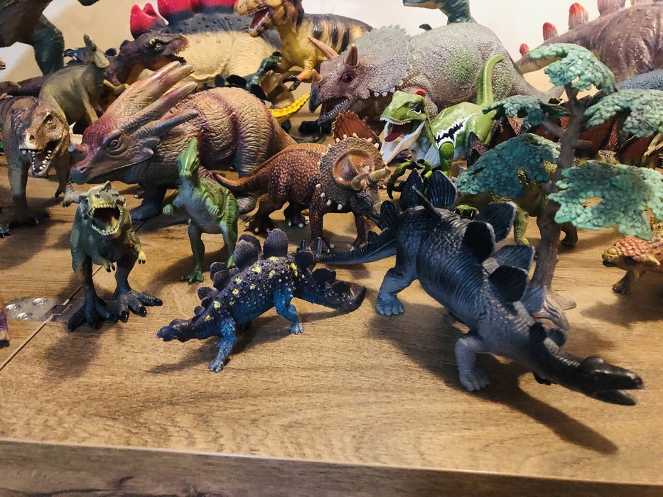 Лот Динозавти.