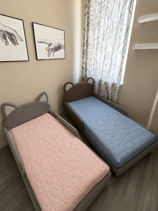 Продам 2 кровати с пуфиками