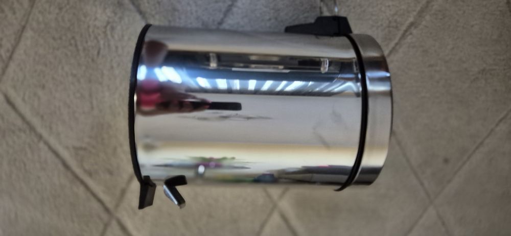 Продавам ново кошче за смет с педал