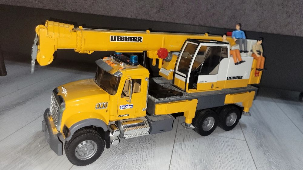 Продам машинки фирмы Bruder