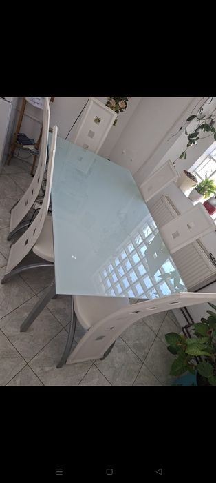 Vând masa  plus 6 scaune