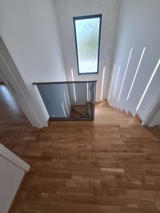 Balustrada din sticla securizata fixata lateral in conectori