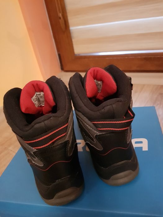 Детски ботуши размер 34 и 32