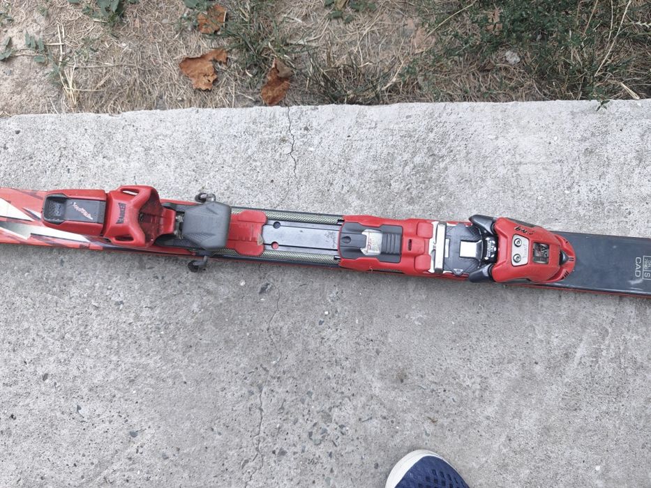 Skiuri cu prinderi