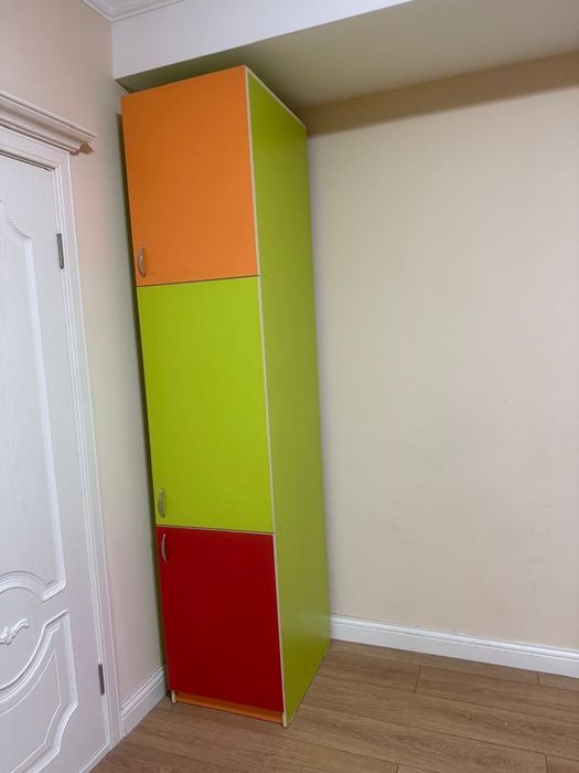 Продам высокий цветной шкаф