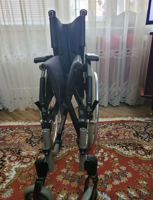 Scaun cu rotile pliabil